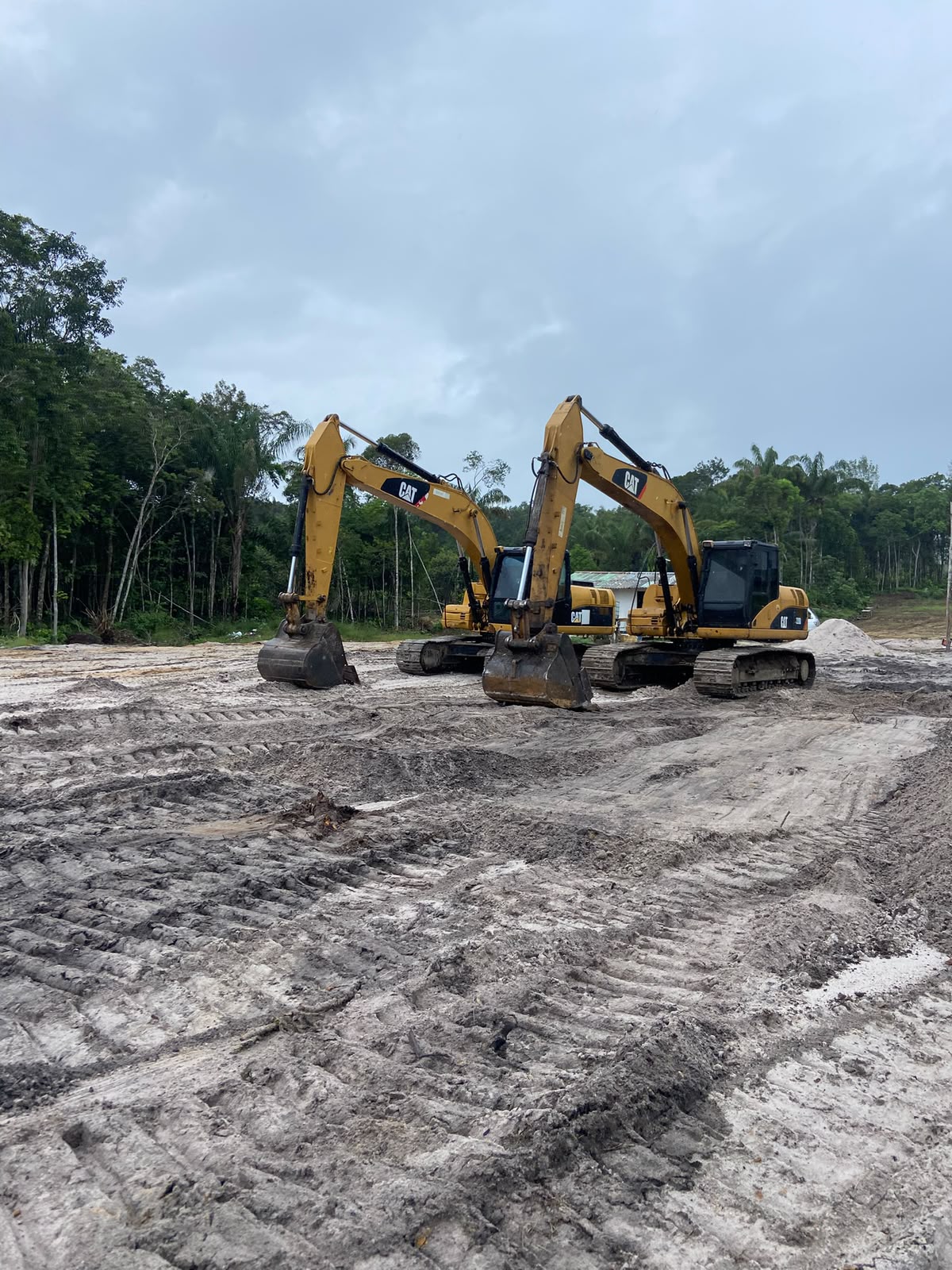 Escavadeiras da Collect Terraplanagem em obra em Manaus